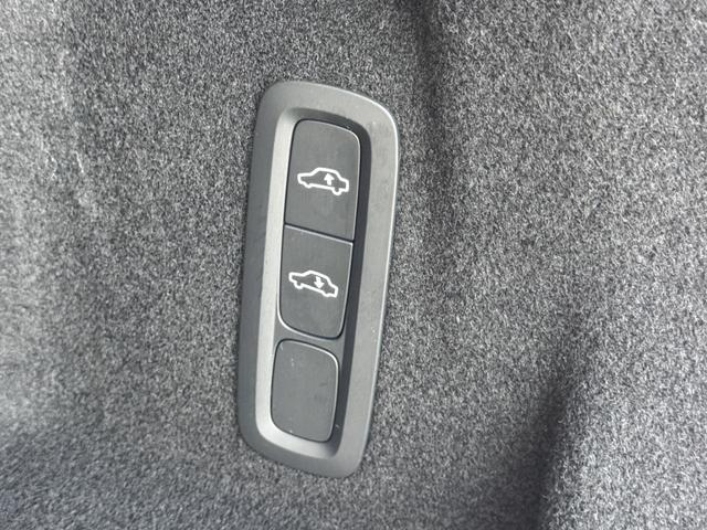 XC60 B6 AWD Rデザイン Googleナビ 電動パノラマサンルーフ Bowers&Wilkins 電子制御エアサス Rデザイン専用 シート&ステアリングヒーター パワーテールゲート パワーシート 純正21AW ETC(13枚目)
