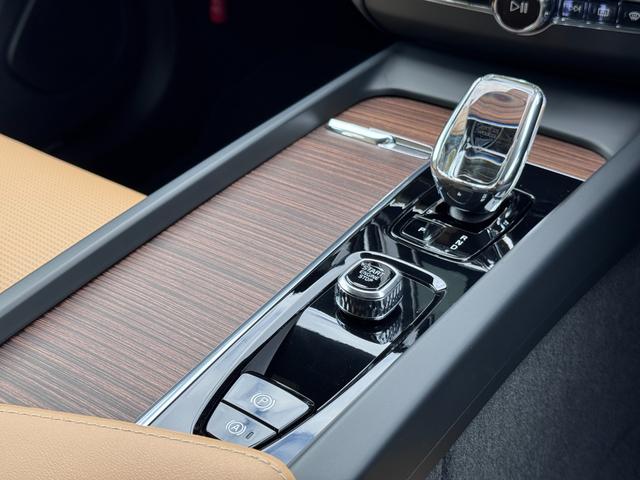 XC60 アルティメット B5 AWD Googleナビ 電動パノラマサンルーフ Bowers&Wilkins シート&ステアリングヒーター ベンチレーション マッサージ機能 パワーテールゲート パワーシート 純正19AW ETC(41枚目)