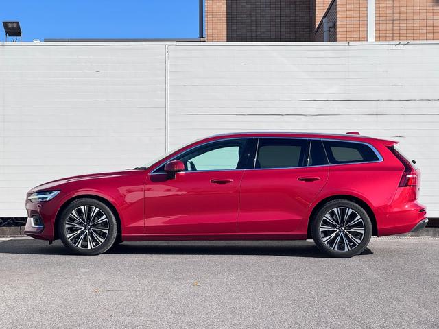 Ｖ６０ ウルトラ　Ｂ４　Ｇｏｏｇｌｅナビ　ｈａｒｍａｎ／ｋａｒｄｏｎプレミアムサウンド　チャコールレザーシート　シート＆ステアリングヒーター　ベンチレーション　マッサージ機能　パワーテールゲート　純正１８インチＡＷ　ＥＴＣ（9枚目）