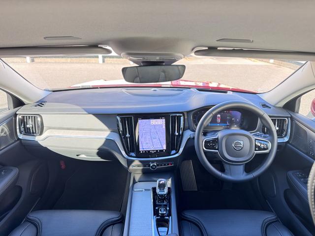 Ｖ６０ ウルトラ　Ｂ４　Ｇｏｏｇｌｅナビ　ｈａｒｍａｎ／ｋａｒｄｏｎプレミアムサウンド　チャコールレザーシート　シート＆ステアリングヒーター　ベンチレーション　マッサージ機能　パワーテールゲート　純正１８インチＡＷ　ＥＴＣ（10枚目）