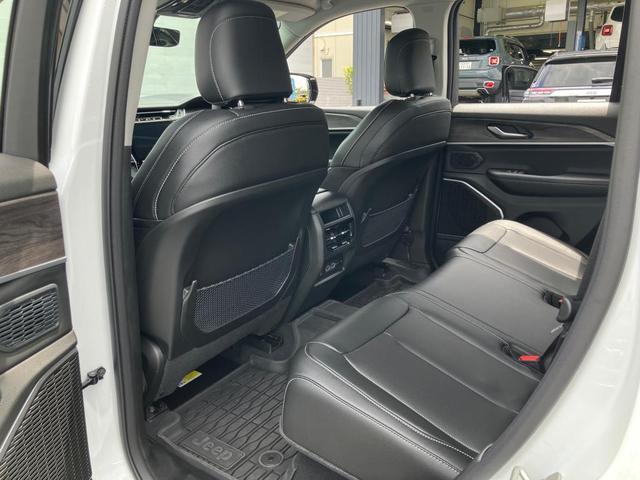 ジープ・グランドチェロキー リミテッド　新車保証継承　整備付　純正ナビゲーションシステム　ＡｐｐｌｅＣａｒｐｌａｙ　バックカメラ　サラウンドビューカメラ　フロントカメラ　ＥＴＣ２．０　シートヒーター　シートクーラー　パワーリフトゲート（24枚目）