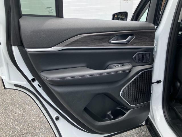 ジープ・グランドチェロキー リミテッド　新車保証継承　整備付　純正ナビゲーションシステム　ＡｐｐｌｅＣａｒｐｌａｙ　バックカメラ　サラウンドビューカメラ　フロントカメラ　ＥＴＣ２．０　シートヒーター　シートクーラー　パワーリフトゲート（26枚目）