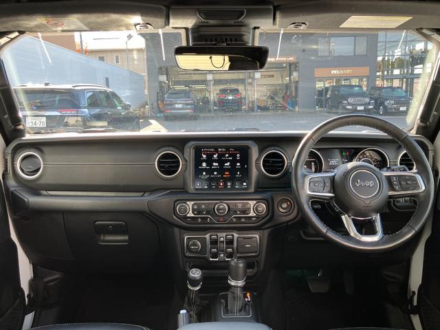 内装は黒を基調としています