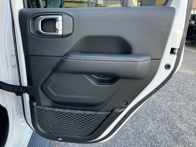 右リアドア内張