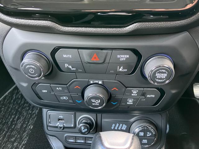 ジープ・レネゲード４ｘｅ リミテッド　４ｘｅ　認定中古車保証　整備付き　純正ナビ　ＬＥＤヘッドライト　純正アルミホイール　バックカメラ　ＰＨＥＶ　充電ケーブル付（32枚目）