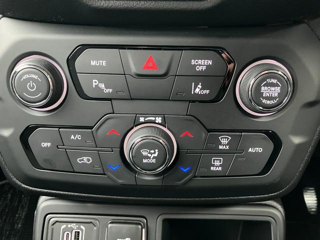 ジープ・レネゲード アルティテュード　ｅ－ハイブリッド　新車保証継承　整備付　純正ナビゲーションシステム　ＡｐｐｌＣａｒｐｌａｙ　レザシート　シートヒーター　ステアリングヒーター　アダプティブクルーズコントロール　バックカメラ　ＥＴＣ　ＬＥＤヘッドライト（32枚目）