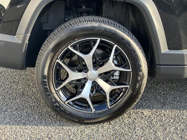 �V���o�[�ƃu���b�N�̃z�C�[���f�U�C���ƂȂ�܂��B