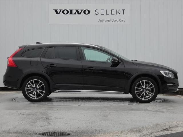 Ｖ６０ 　Ｄ４　Ｃｌａｓｓｉｃ　パノラマ・ガラスルーフ　本革シートフロント・シートヒーター　パドルシフト　キーレスエントリー　ＨＤＤナビ　１８ＡＷ（10枚目）