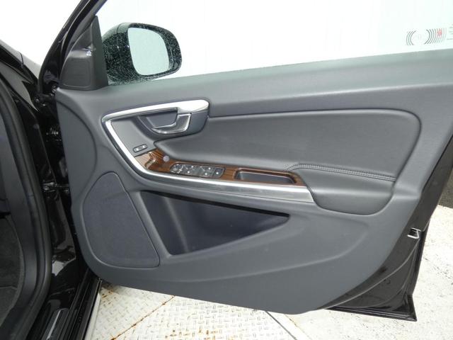 Ｖ６０ 　Ｄ４　Ｃｌａｓｓｉｃ　パノラマ・ガラスルーフ　本革シートフロント・シートヒーター　パドルシフト　キーレスエントリー　ＨＤＤナビ　１８ＡＷ（13枚目）