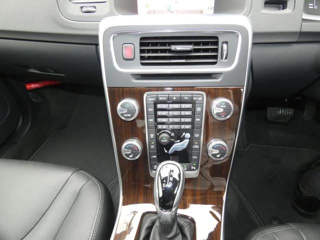 Ｖ６０ 　Ｄ４　Ｃｌａｓｓｉｃ　パノラマ・ガラスルーフ　本革シートフロント・シートヒーター　パドルシフト　キーレスエントリー　ＨＤＤナビ　１８ＡＷ（18枚目）