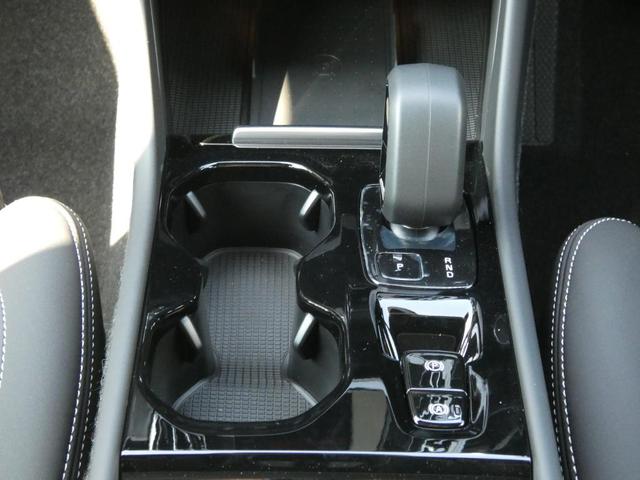 XC40  Ultra B4 AWD Dark Edition パノラマ・ガラスルーフ harman/kardon 19インチアルミ 360度ビューカメラ フロントシートヒーター Googleナビ(5枚目)