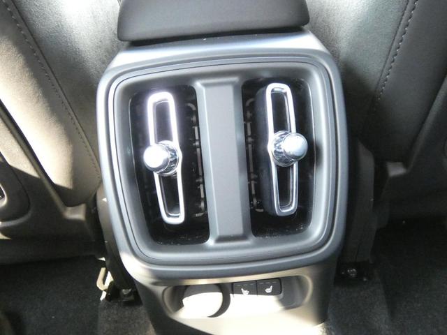 XC40  Ultra B4 AWD Dark Edition パノラマ・ガラスルーフ harman/kardon 19インチアルミ 360度ビューカメラ フロントシートヒーター Googleナビ(25枚目)