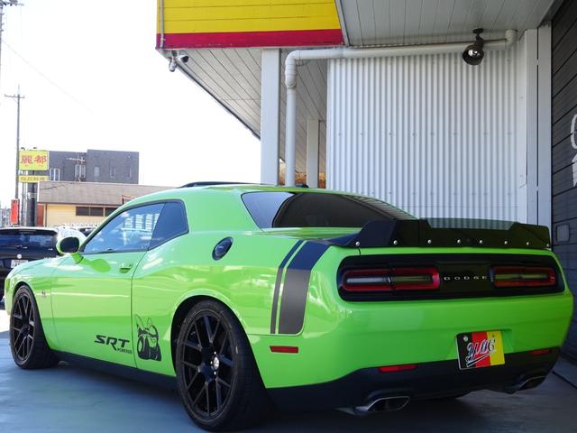 Ｒ／Ｔ　スキャットパック　サンルーフ　ＭＯＰＡＲ２０インチＡＷ　リヤスポイラーウィッカービル　ローダウン　ビルシュタインショックアブソーバー　パドルシフト　エンジンスターター　ブレンボブレーキ　ＥＴＣ(35枚目)