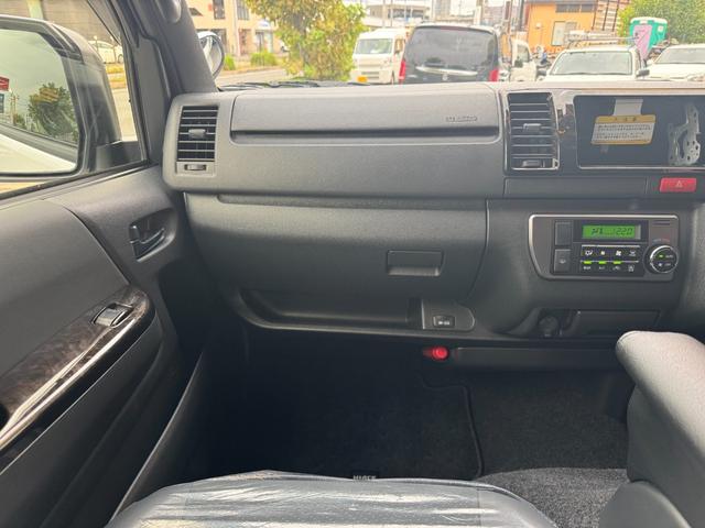 ハイエースバン スーパーＧＬ　ダークプライムＩＩ　ユーザー買取車　モデリスタフルエアロ　デジタルインナーミラー　両側パワースライド　レーンキープ　電格ミラー　プッシュスタート　ＡＣ１００Ｖ（5枚目）