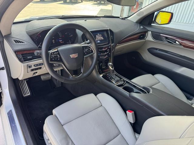 キャデラックＡＴＳクーペ プレミアム　ユーザー買取車　左ハンドル　白革シート　サンルーフ　純正１８インチＡＷ社外ナビ　バックカメラ　パーキングセンサー　ＥＴＣ（3枚目）