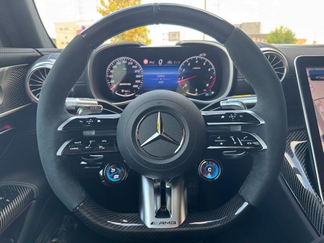 ＧＴ ６３　４マチック＋　クーペ　ＡＭＧカーボンＰＫＧ　可倒式リアシート　ＡＭＧパフォーマンスＰＫＧ　パノラミックルーフ　オパリスホワイトメタリック　ＡＭＧ２１インチＡＷ　ＨＵＤ　ブルメスターサウンド　イエローキャリパー　ＥＴＣ（4枚目）