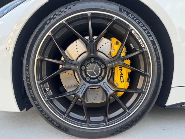 ＧＴ ６３　４マチック＋　クーペ　ＡＭＧカーボンＰＫＧ　可倒式リアシート　ＡＭＧパフォーマンスＰＫＧ　パノラミックルーフ　オパリスホワイトメタリック　ＡＭＧ２１インチＡＷ　ＨＵＤ　ブルメスターサウンド　イエローキャリパー　ＥＴＣ（31枚目）