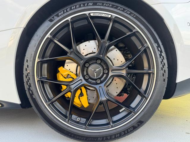 ＧＴ ６３　４マチック＋　クーペ　ＡＭＧカーボンＰＫＧ　可倒式リアシート　ＡＭＧパフォーマンスＰＫＧ　パノラミックルーフ　オパリスホワイトメタリック　ＡＭＧ２１インチＡＷ　ＨＵＤ　ブルメスターサウンド　イエローキャリパー　ＥＴＣ（32枚目）
