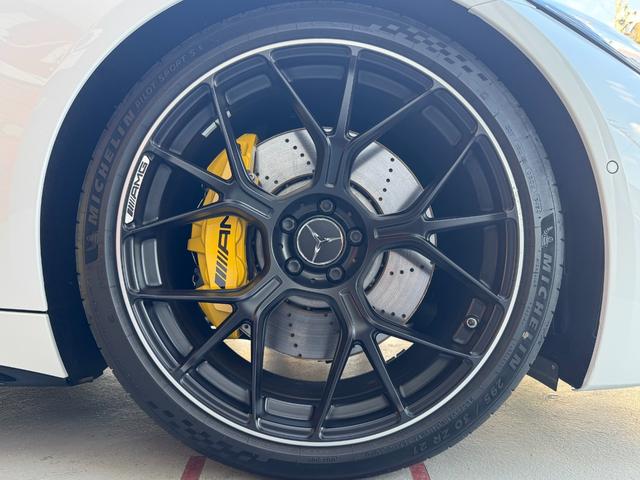 ＧＴ ６３　４マチック＋　クーペ　ＡＭＧカーボンＰＫＧ　可倒式リアシート　ＡＭＧパフォーマンスＰＫＧ　パノラミックルーフ　オパリスホワイトメタリック　ＡＭＧ２１インチＡＷ　ＨＵＤ　ブルメスターサウンド　イエローキャリパー　ＥＴＣ（33枚目）