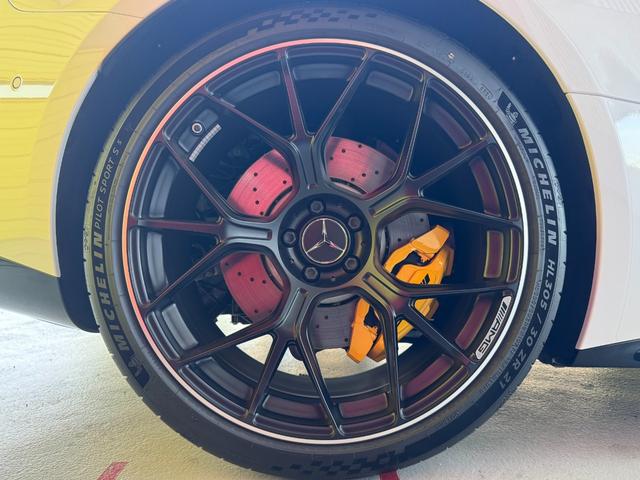 ＧＴ ６３　４マチック＋　クーペ　ＡＭＧカーボンＰＫＧ　可倒式リアシート　ＡＭＧパフォーマンスＰＫＧ　パノラミックルーフ　オパリスホワイトメタリック　ＡＭＧ２１インチＡＷ　ＨＵＤ　ブルメスターサウンド　イエローキャリパー　ＥＴＣ（34枚目）