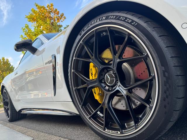 ＧＴ ６３　４マチック＋　クーペ　ＡＭＧカーボンＰＫＧ　可倒式リアシート　ＡＭＧパフォーマンスＰＫＧ　パノラミックルーフ　オパリスホワイトメタリック　ＡＭＧ２１インチＡＷ　ＨＵＤ　ブルメスターサウンド　イエローキャリパー　ＥＴＣ（49枚目）