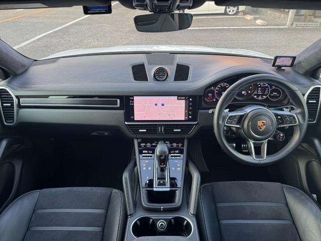 カイエンクーペ カイエンＧＴＳ　クーペ　ユーザー買取車　スポーツデザインＰＫＧ　リアアクスルステアリング　マトリックスＬＥＤライト　ＰＡＳＭ　純正ｏｐ２２インチＡＷ　ソフトクローズドア　スポーツエグゾースト　前後シートヒーター　ガラスルーフ（3枚目）