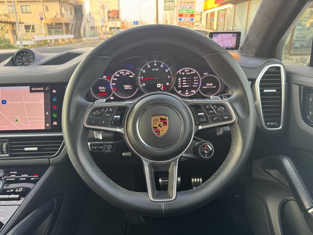 カイエンクーペ カイエンＧＴＳ　クーペ　ユーザー買取車　スポーツデザインＰＫＧ　リアアクスルステアリング　マトリックスＬＥＤライト　ＰＡＳＭ　純正ｏｐ２２インチＡＷ　ソフトクローズドア　スポーツエグゾースト　前後シートヒーター　ガラスルーフ（5枚目）