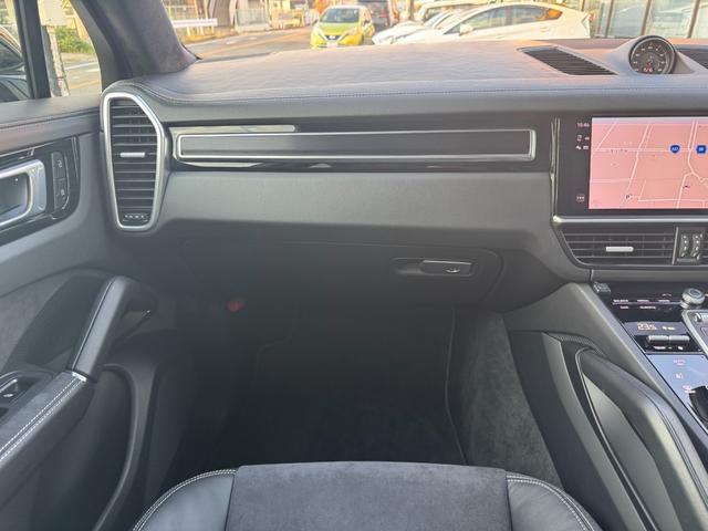 カイエンクーペ カイエンＧＴＳ　クーペ　ユーザー買取車　スポーツデザインＰＫＧ　リアアクスルステアリング　マトリックスＬＥＤライト　ＰＡＳＭ　純正ｏｐ２２インチＡＷ　ソフトクローズドア　スポーツエグゾースト　前後シートヒーター　ガラスルーフ（6枚目）