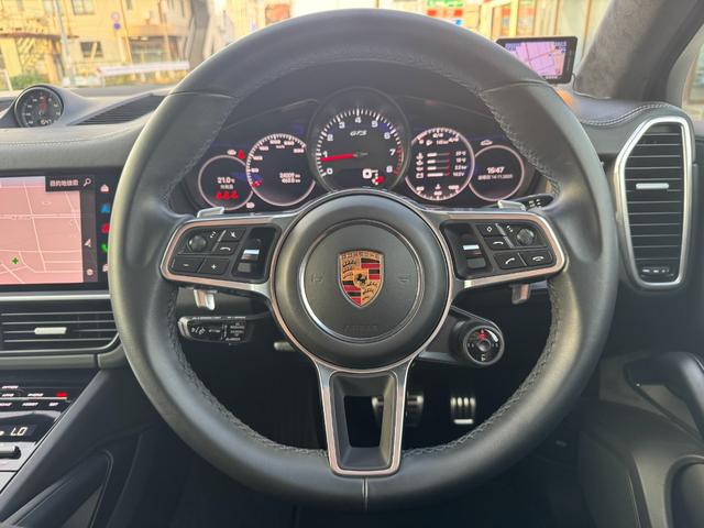 カイエンクーペ カイエンＧＴＳ　クーペ　ユーザー買取車　スポーツデザインＰＫＧ　リアアクスルステアリング　マトリックスＬＥＤライト　ＰＡＳＭ　純正ｏｐ２２インチＡＷ　ソフトクローズドア　スポーツエグゾースト　前後シートヒーター　ガラスルーフ（7枚目）