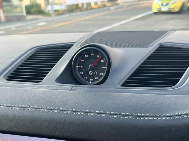 カイエンクーペ カイエンＧＴＳ　クーペ　ユーザー買取車　スポーツデザインＰＫＧ　リアアクスルステアリング　マトリックスＬＥＤライト　ＰＡＳＭ　純正ｏｐ２２インチＡＷ　ソフトクローズドア　スポーツエグゾースト　前後シートヒーター　ガラスルーフ（9枚目）