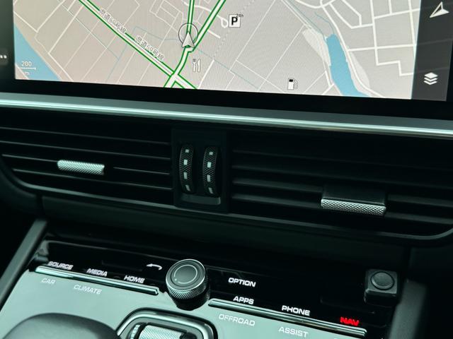 カイエンクーペ カイエンＧＴＳ　クーペ　ユーザー買取車　スポーツデザインＰＫＧ　リアアクスルステアリング　マトリックスＬＥＤライト　ＰＡＳＭ　純正ｏｐ２２インチＡＷ　ソフトクローズドア　スポーツエグゾースト　前後シートヒーター　ガラスルーフ（12枚目）