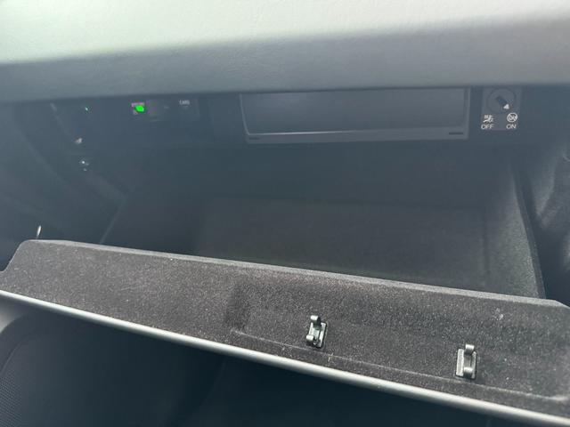 カイエンクーペ カイエンＧＴＳ　クーペ　ユーザー買取車　スポーツデザインＰＫＧ　リアアクスルステアリング　マトリックスＬＥＤライト　ＰＡＳＭ　純正ｏｐ２２インチＡＷ　ソフトクローズドア　スポーツエグゾースト　前後シートヒーター　ガラスルーフ（17枚目）