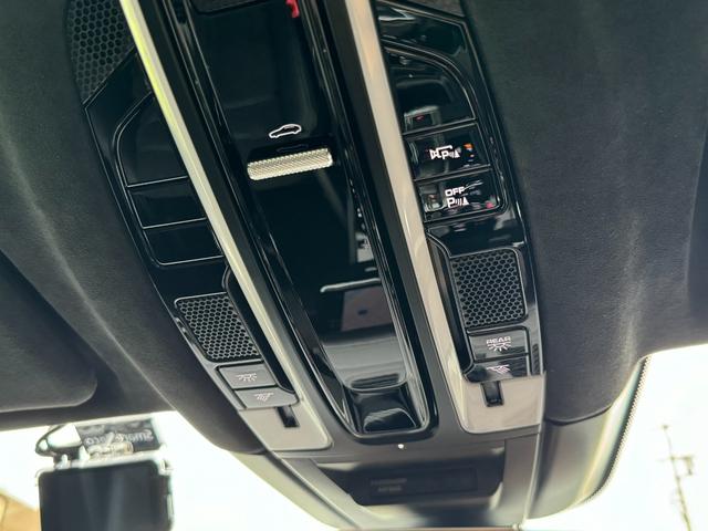 カイエンクーペ カイエンＧＴＳ　クーペ　ユーザー買取車　スポーツデザインＰＫＧ　リアアクスルステアリング　マトリックスＬＥＤライト　ＰＡＳＭ　純正ｏｐ２２インチＡＷ　ソフトクローズドア　スポーツエグゾースト　前後シートヒーター　ガラスルーフ（18枚目）