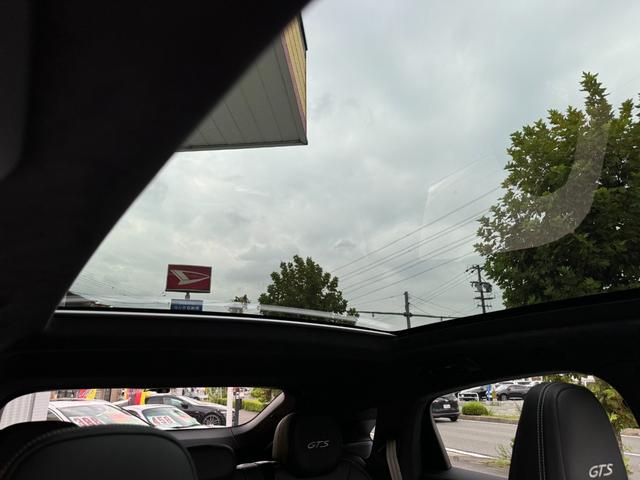 カイエンクーペ カイエンＧＴＳ　クーペ　ユーザー買取車　スポーツデザインＰＫＧ　リアアクスルステアリング　マトリックスＬＥＤライト　ＰＡＳＭ　純正ｏｐ２２インチＡＷ　ソフトクローズドア　スポーツエグゾースト　前後シートヒーター　ガラスルーフ（19枚目）