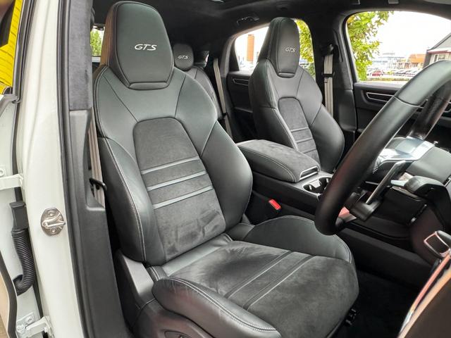 カイエンクーペ カイエンＧＴＳ　クーペ　ユーザー買取車　スポーツデザインＰＫＧ　リアアクスルステアリング　マトリックスＬＥＤライト　ＰＡＳＭ　純正ｏｐ２２インチＡＷ　ソフトクローズドア　スポーツエグゾースト　前後シートヒーター　ガラスルーフ（20枚目）