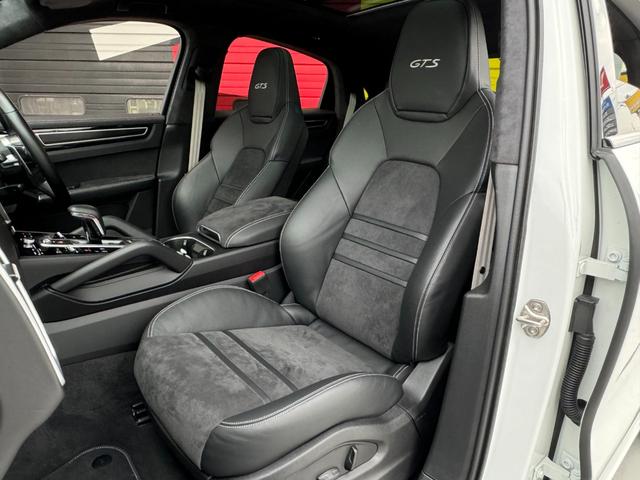 カイエンクーペ カイエンＧＴＳ　クーペ　ユーザー買取車　スポーツデザインＰＫＧ　リアアクスルステアリング　マトリックスＬＥＤライト　ＰＡＳＭ　純正ｏｐ２２インチＡＷ　ソフトクローズドア　スポーツエグゾースト　前後シートヒーター　ガラスルーフ（21枚目）