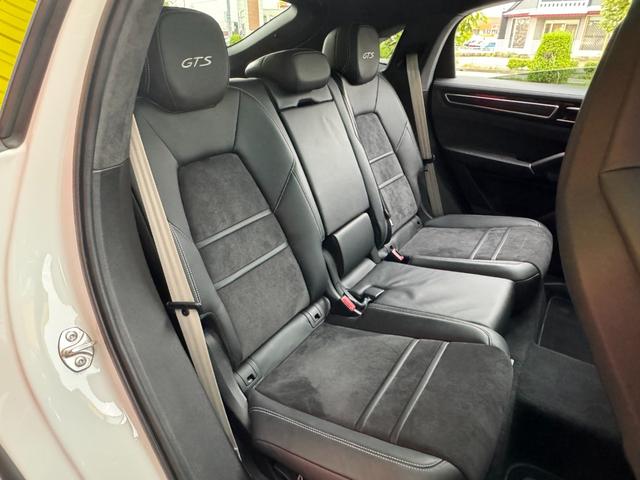 カイエンクーペ カイエンＧＴＳ　クーペ　ユーザー買取車　スポーツデザインＰＫＧ　リアアクスルステアリング　マトリックスＬＥＤライト　ＰＡＳＭ　純正ｏｐ２２インチＡＷ　ソフトクローズドア　スポーツエグゾースト　前後シートヒーター　ガラスルーフ（23枚目）