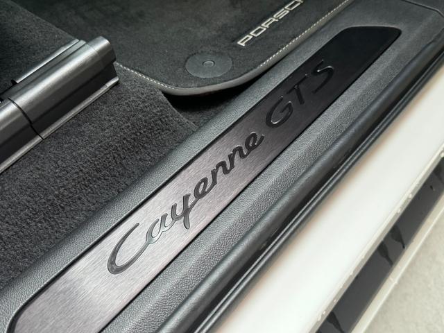 カイエンクーペ カイエンＧＴＳ　クーペ　ユーザー買取車　スポーツデザインＰＫＧ　リアアクスルステアリング　マトリックスＬＥＤライト　ＰＡＳＭ　純正ｏｐ２２インチＡＷ　ソフトクローズドア　スポーツエグゾースト　前後シートヒーター　ガラスルーフ（24枚目）