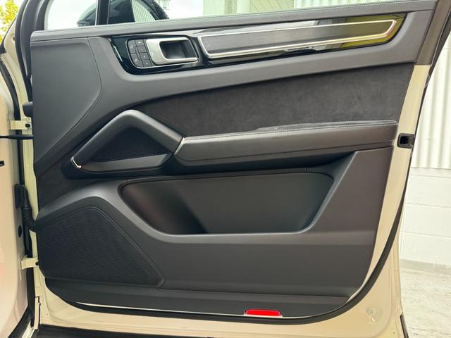 カイエンクーペ カイエンＧＴＳ　クーペ　ユーザー買取車　スポーツデザインＰＫＧ　リアアクスルステアリング　マトリックスＬＥＤライト　ＰＡＳＭ　純正ｏｐ２２インチＡＷ　ソフトクローズドア　スポーツエグゾースト　前後シートヒーター　ガラスルーフ（25枚目）