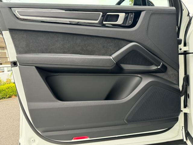 カイエンクーペ カイエンＧＴＳ　クーペ　ユーザー買取車　スポーツデザインＰＫＧ　リアアクスルステアリング　マトリックスＬＥＤライト　ＰＡＳＭ　純正ｏｐ２２インチＡＷ　ソフトクローズドア　スポーツエグゾースト　前後シートヒーター　ガラスルーフ（26枚目）