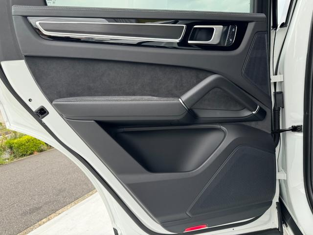 カイエンクーペ カイエンＧＴＳ　クーペ　ユーザー買取車　スポーツデザインＰＫＧ　リアアクスルステアリング　マトリックスＬＥＤライト　ＰＡＳＭ　純正ｏｐ２２インチＡＷ　ソフトクローズドア　スポーツエグゾースト　前後シートヒーター　ガラスルーフ（27枚目）