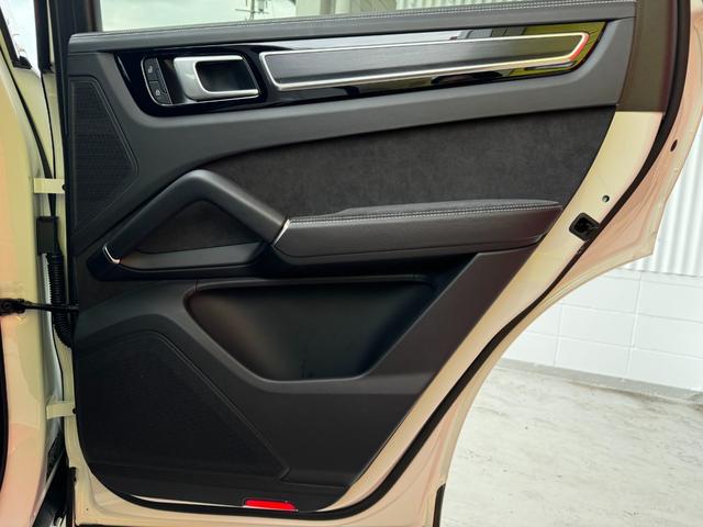 カイエンクーペ カイエンＧＴＳ　クーペ　ユーザー買取車　スポーツデザインＰＫＧ　リアアクスルステアリング　マトリックスＬＥＤライト　ＰＡＳＭ　純正ｏｐ２２インチＡＷ　ソフトクローズドア　スポーツエグゾースト　前後シートヒーター　ガラスルーフ（28枚目）