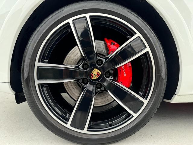 カイエンクーペ カイエンＧＴＳ　クーペ　ユーザー買取車　スポーツデザインＰＫＧ　リアアクスルステアリング　マトリックスＬＥＤライト　ＰＡＳＭ　純正ｏｐ２２インチＡＷ　ソフトクローズドア　スポーツエグゾースト　前後シートヒーター　ガラスルーフ（31枚目）