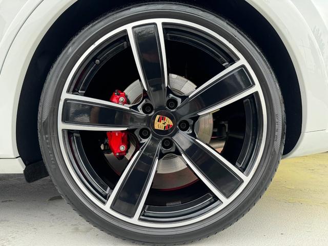 カイエンクーペ カイエンＧＴＳ　クーペ　ユーザー買取車　スポーツデザインＰＫＧ　リアアクスルステアリング　マトリックスＬＥＤライト　ＰＡＳＭ　純正ｏｐ２２インチＡＷ　ソフトクローズドア　スポーツエグゾースト　前後シートヒーター　ガラスルーフ（32枚目）