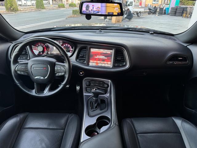 ダッジ・チャレンジャー R/T ユーザー買取車 サンルーフ カープレイ 黒革シート シートヒーター&ベンチレーター ステアリングヒーター バックカメラ デジタルインナーミラー 純正20AW トランクスポイラー 社外HIDキット(3枚目)