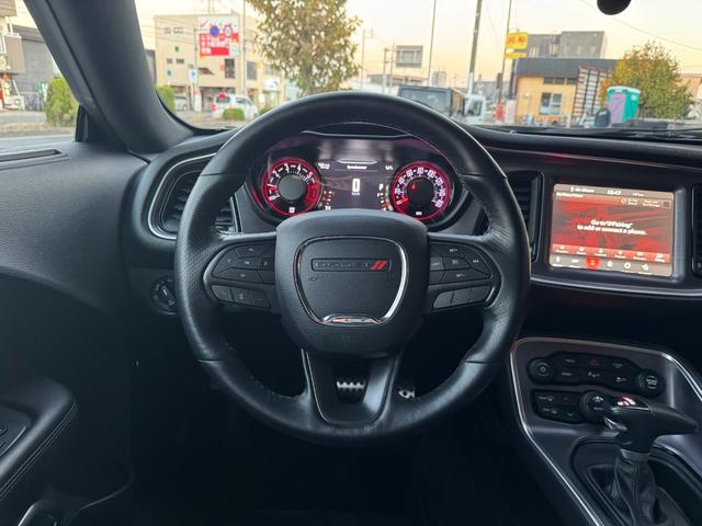 ダッジ・チャレンジャー R/T ユーザー買取車 サンルーフ カープレイ 黒革シート シートヒーター&ベンチレーター ステアリングヒーター バックカメラ デジタルインナーミラー 純正20AW トランクスポイラー 社外HIDキット(4枚目)