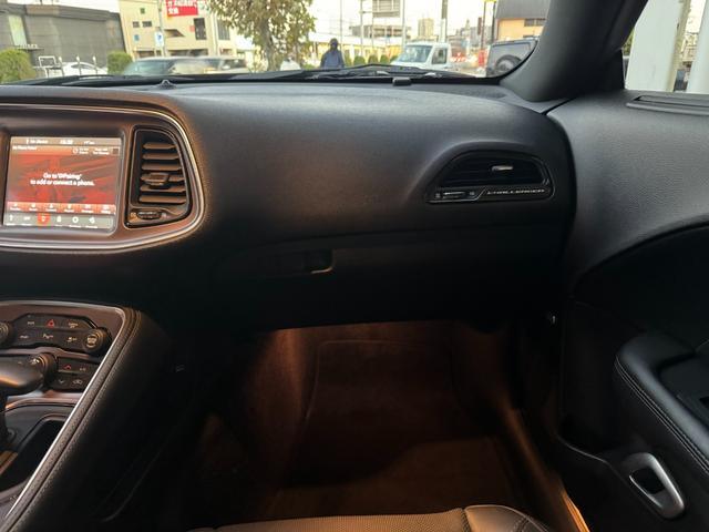 ダッジ・チャレンジャー R/T ユーザー買取車 サンルーフ カープレイ 黒革シート シートヒーター&ベンチレーター ステアリングヒーター バックカメラ デジタルインナーミラー 純正20AW トランクスポイラー 社外HIDキット(5枚目)