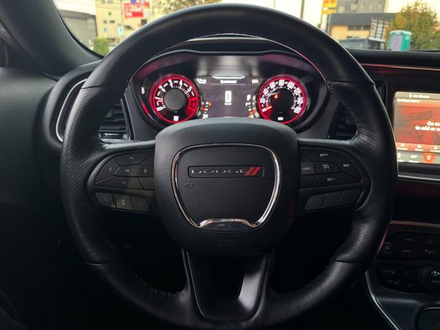 ダッジ・チャレンジャー R/T ユーザー買取車 サンルーフ カープレイ 黒革シート シートヒーター&ベンチレーター ステアリングヒーター バックカメラ デジタルインナーミラー 純正20AW トランクスポイラー 社外HIDキット(6枚目)