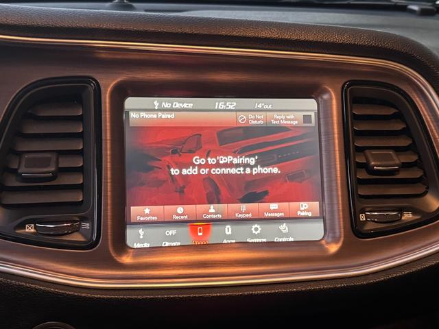 ダッジ・チャレンジャー R/T ユーザー買取車 サンルーフ カープレイ 黒革シート シートヒーター&ベンチレーター ステアリングヒーター バックカメラ デジタルインナーミラー 純正20AW トランクスポイラー 社外HIDキット(9枚目)