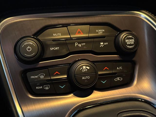 ダッジ・チャレンジャー R/T ユーザー買取車 サンルーフ カープレイ 黒革シート シートヒーター&ベンチレーター ステアリングヒーター バックカメラ デジタルインナーミラー 純正20AW トランクスポイラー 社外HIDキット(13枚目)